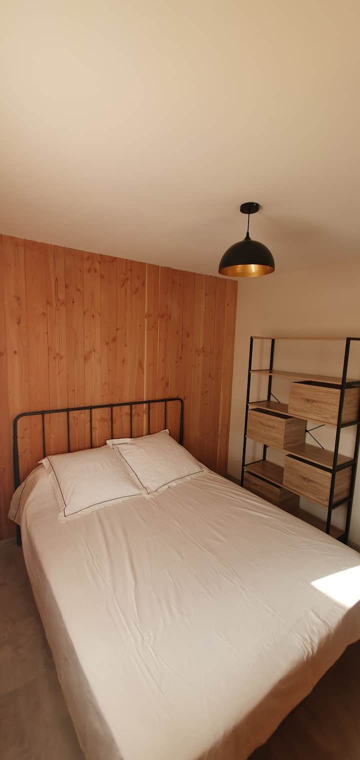 חדר שינה 1 עם מיטת קווין סייז, מקום אחסון וגישה ישירה אחת למרפסת