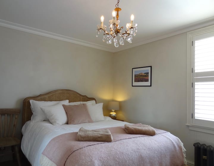 Უმშვენიერესი საწოლი ბალიშებით