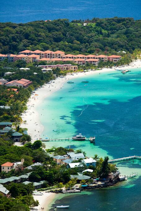 Your condo is located 200m from this spectacular beach.