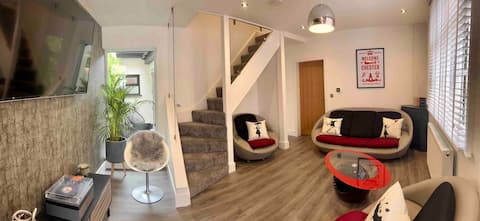 Successful Airbnb property: Chester City Centre House. Newly renovated. 1-6pl in Chester Castle