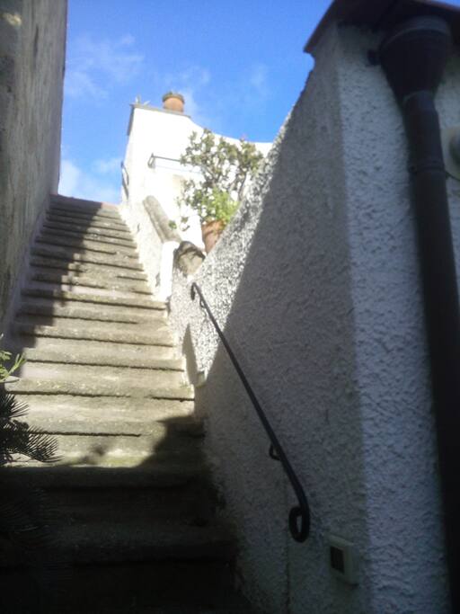 scala in pietra locale per accedere al solarium con vista dell'Epomeo