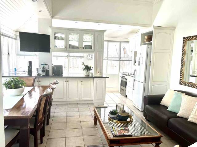 Comfortable Three Bedroom House near the Promenade gallery image 4