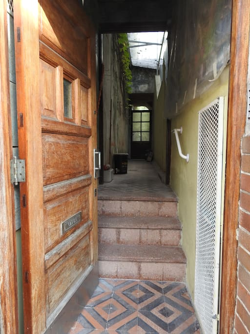 Vista del hall de acceso desde la calle, a la derecha el acceso al PH, al fondo el acceso a mi casa de fondo y primer piso