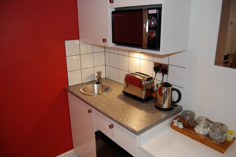 Top Airbnb: Robin Lodge Studio, Woolton - On road parking in Liverpool