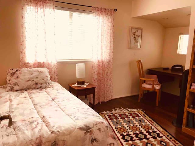 Private Room -Walking Distance to CSUN-Single Room
