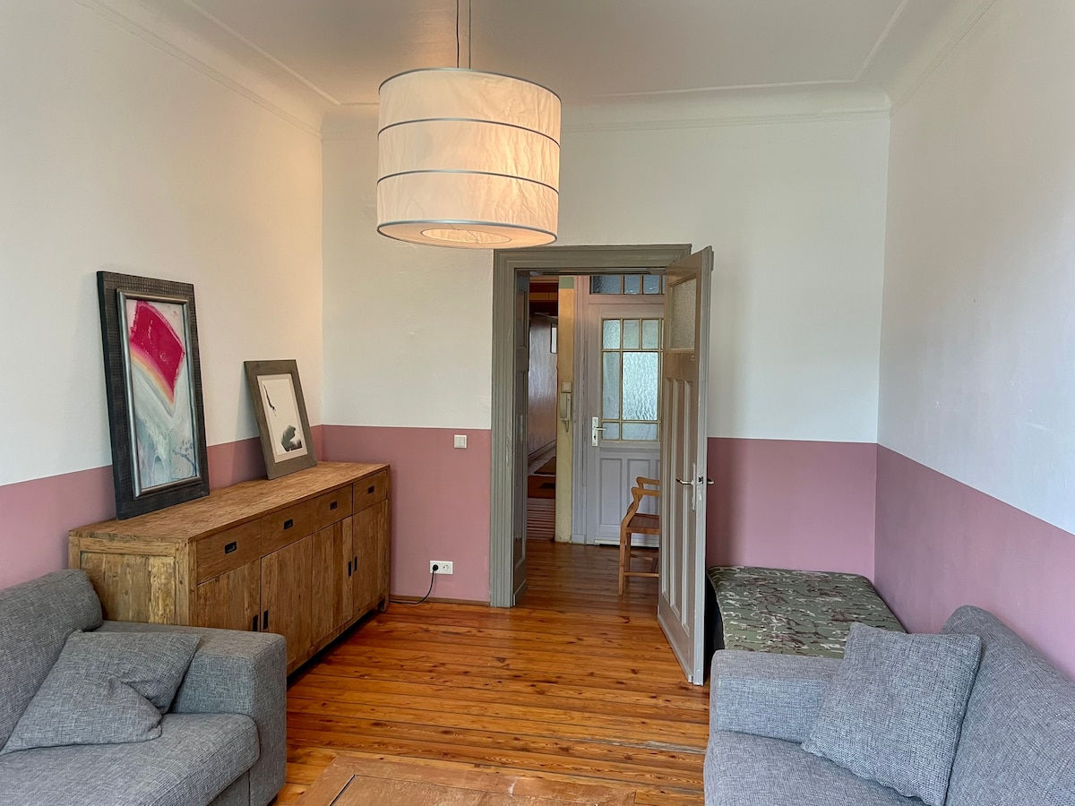 Popular Airbnb listing: Düsseldorf Medienhafen Old building apartment, very quiet in Unterbilk