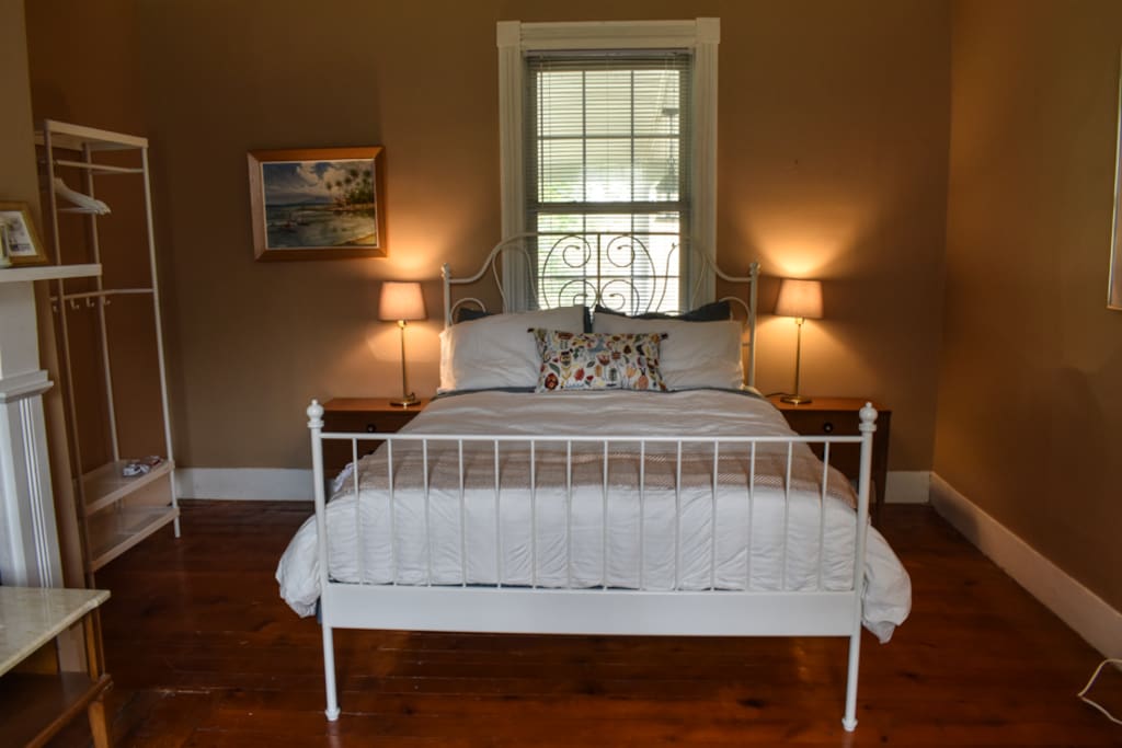 Super comfortable memory foam bed! Queen size.
