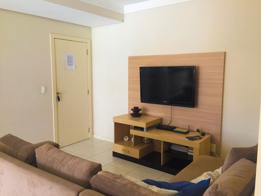 Sala de estar com tv à cabo e wifi - Sala de estar con TV por cable y wifi.