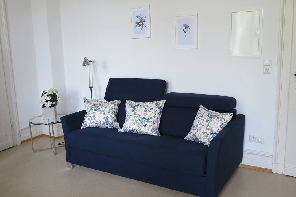 ... und einer gemütlichen Couch, die mit einem Handgriff in ein Bett verwandelt werden kann