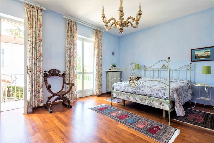 Ორადგილიანი ნომერი აივნით შიდა ეზოში, კონდიციონერი და Wi-Fi