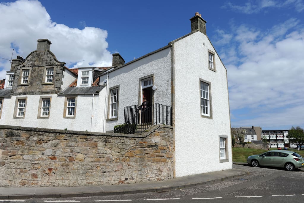 Historic Apartment with Sea Views on Fife Coast Apartments for Rent in Dysart, United Kingdom