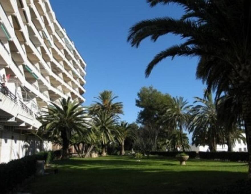 Edificio con jardines