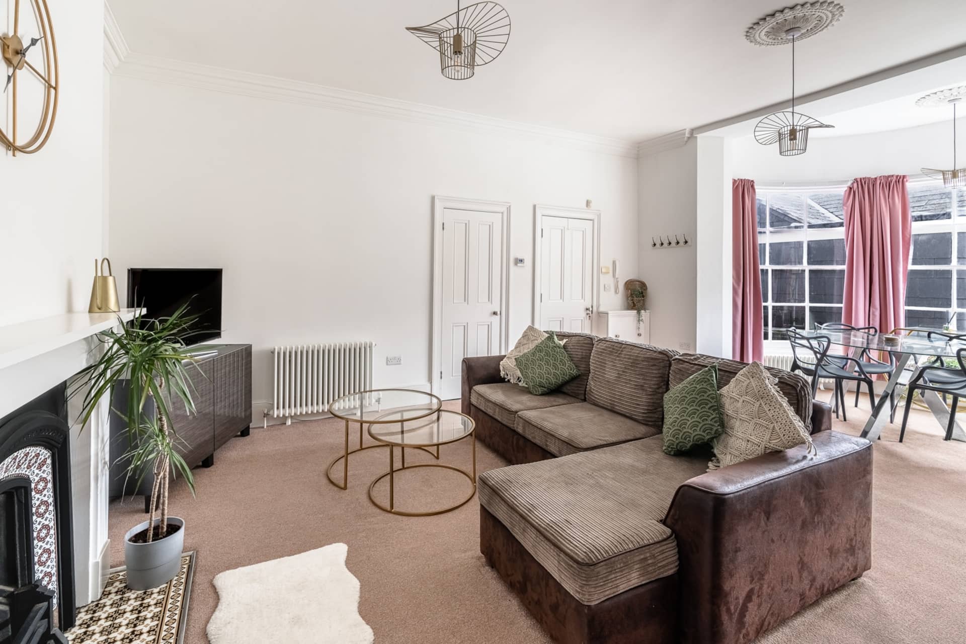 Central 2 Bed Apt in Sought After St. 4
