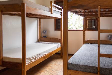 Cama em Dorm. Feminino