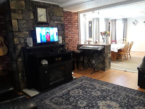 Charming family-style 4BR 2BA house 10 min to city