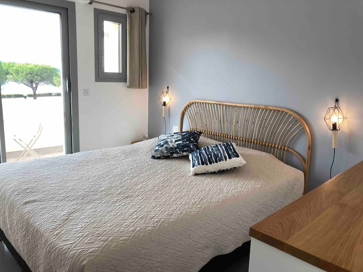 Chambre lit  double 160cm accès petite terrasse et vue mer