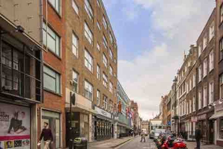 Spacious Soho 3 Bedroom apt & balcony gallery image 2