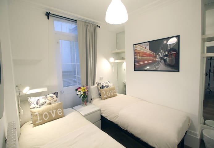 Victoria Station Twin Room with Private Garden