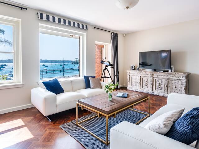 Magnificent Waterfront living with view gallery image 3