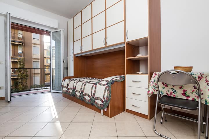 Charming, bright studio