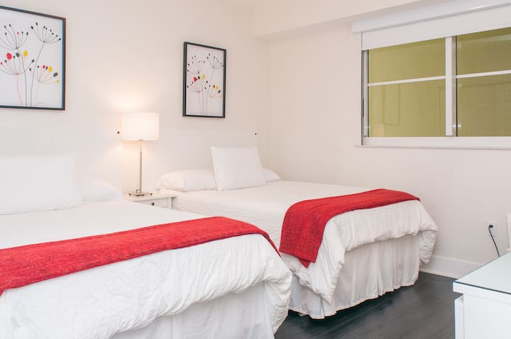 חדר שינה שני עם 2 מיטות מלאות.