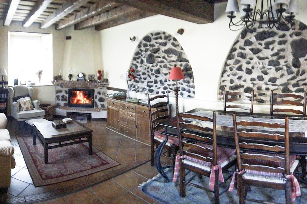 Salón con chimenea de leña