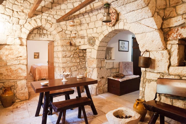 Trulli al chiaro di luna e giardino