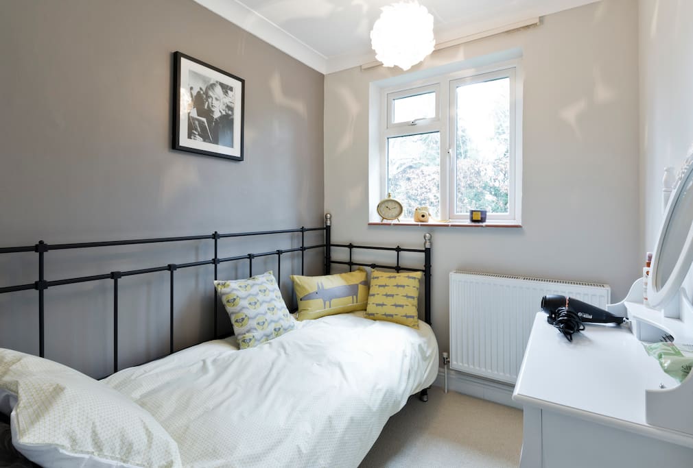 Single bedroom with dressing table. Can be made into a double room if needed.