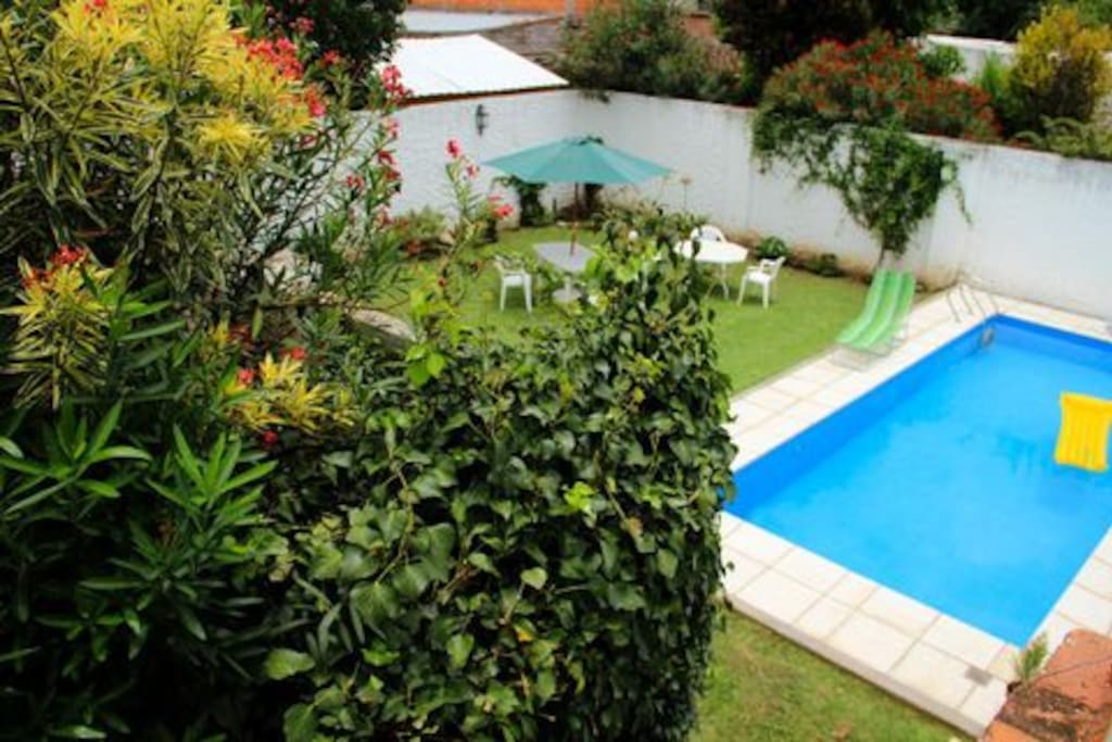 A relajarse en la piscina de Yunga Hostel.