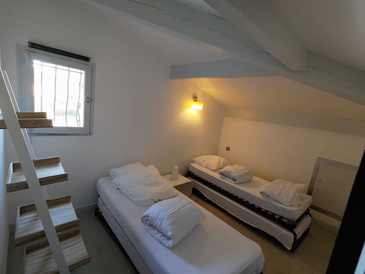 Ზედა საძინებელი. 2 ერთადგილიანი საწოლი 80x190