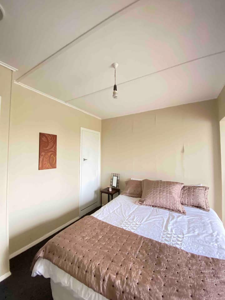 Priestranná spálňa s manželskou posteľou a posuvnými dverami