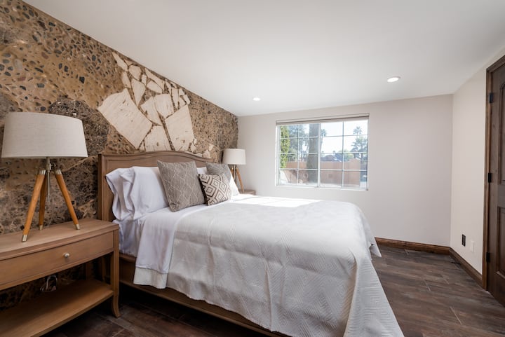 [Slaapkamer 2] Queensize bed met eigen badkamer