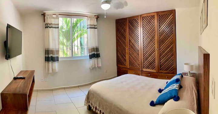 Hlavná spálňa vybavená televízorom, klimatizáciou a obrovským šatníkom „Guanacastle“.