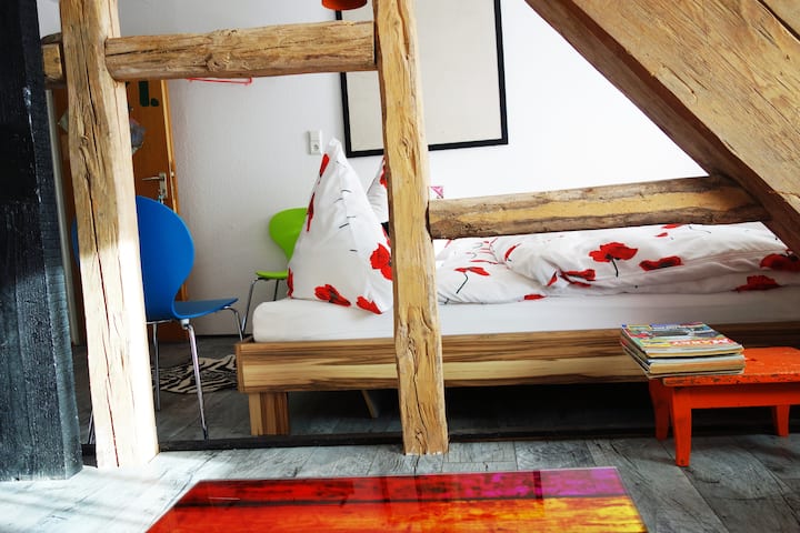 Habitación 1 cama de matrimonio de 1,40x2 m y
1 cama individual de 90x2m y con baño pequeño privado
Vista a la ventana del
estacionamiento y la entrada

para 2 a 3 personas, niños, cuna de viaje disponible