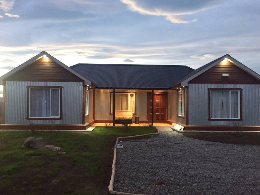Casa Patagónica de 105 mts2, amplia y moderna ideal para seis personas o siete, ya sean familias numerosas o grupos de amigos totalmente equipada . posee heladera con freezer, lavavajillas, microondas, cocina eléctrica, parrilla exterior, smart tv de 45 pulgadas con TDA. calentador de agua, tostadora, y calefacción de agua por radiadores.