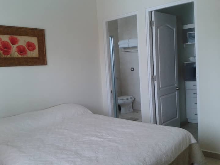 חדר אמבטיה ראשי וחדר ארונות