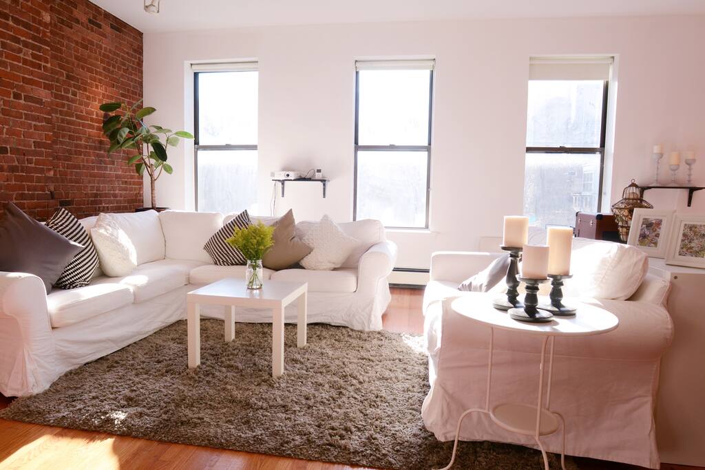 Living-Dining Space: Comfortably sit back and relax, equipped with projector and Apple TV