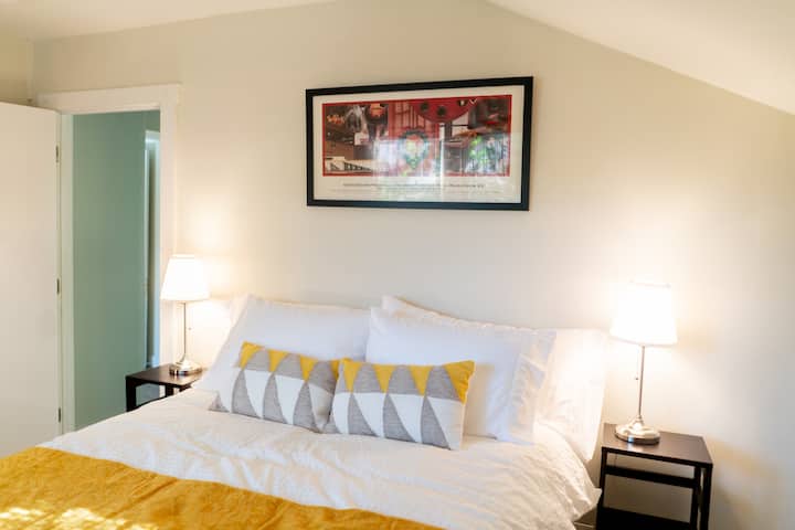 Druhou spálňou je svetlá a slnečná žltá izba.  Má tiež úplne novú luxusnú  posteľnú bielizeň, stojan na batožinu a veľký šatník. Samozrejme sú tu nočné stolíky, lampičky na čítanie, biele šumivé prístroje a napájací pás na nabíjanie všetkých vašich zariadení.