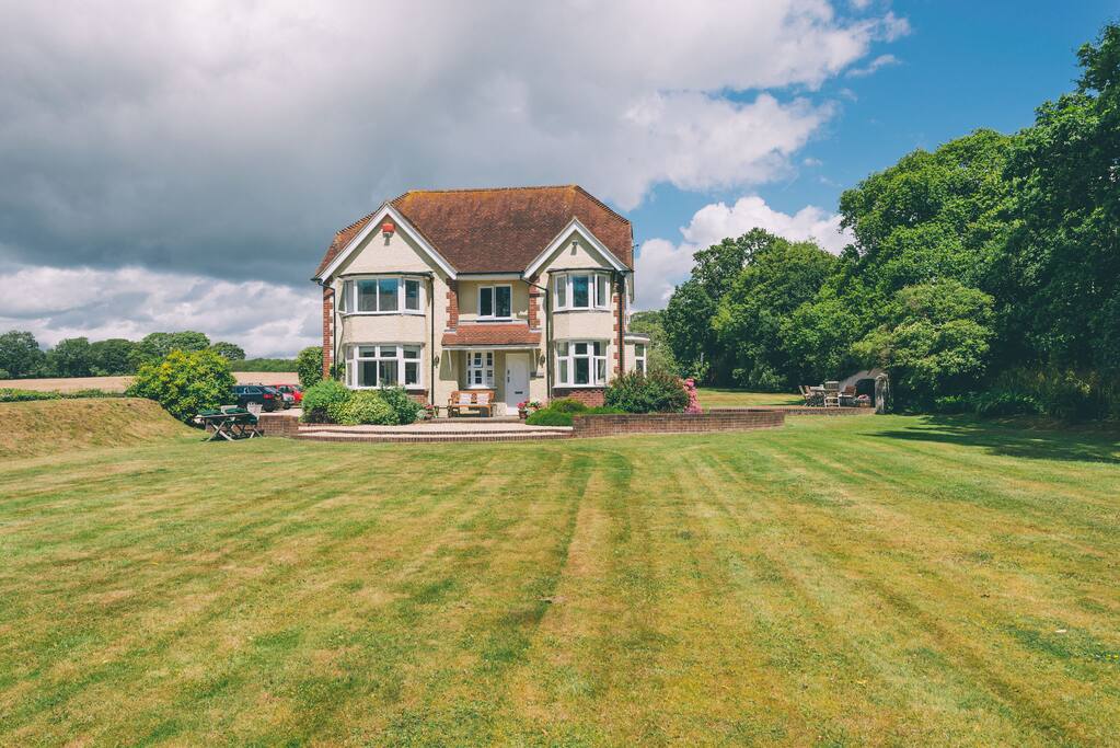 Property in the National Park yet 6 mionutes walk fromLymington and Marinas.