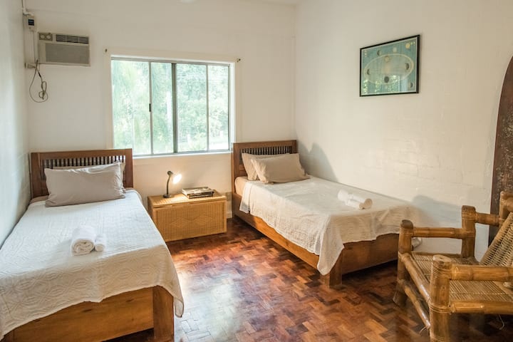 Double bedroom with two single beds