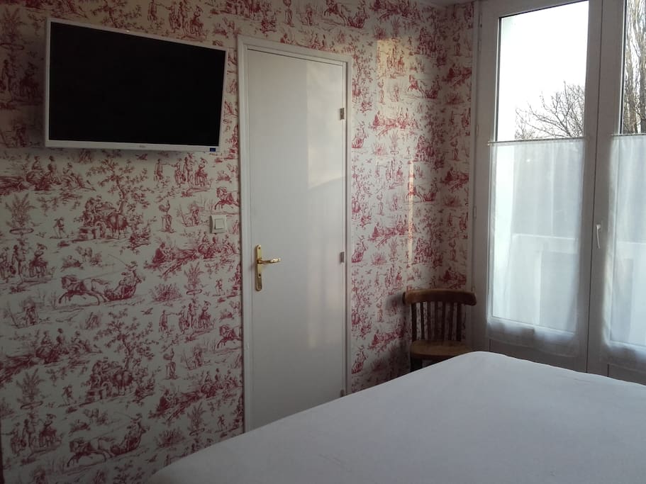 Chambre double ou 2 lits douche lavabo wc TV balcon face au jardin Richelieu