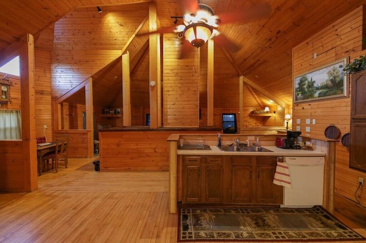 LRG STUDIO APT! <1 mile to A.E.C  FREE PARKING!