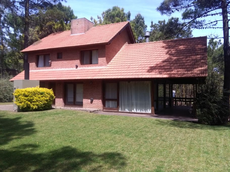 Amplio jardín trasero y parrilla