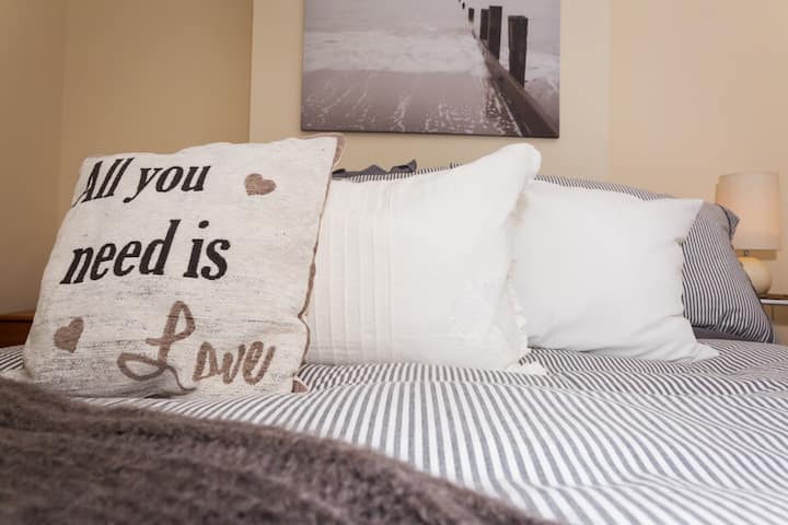 غرفة مشرقة ذات تهوية جيدة مع ستائر معتِّمة للمساعدة في الحصول على ليلة جيدة للراحة ونوم في تلك العطلة - نحن جميعًا نشتهي. 