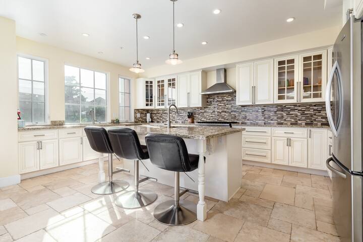 WOW! Luxury 5000sf Oceanview next to Main Beach gallery image 3