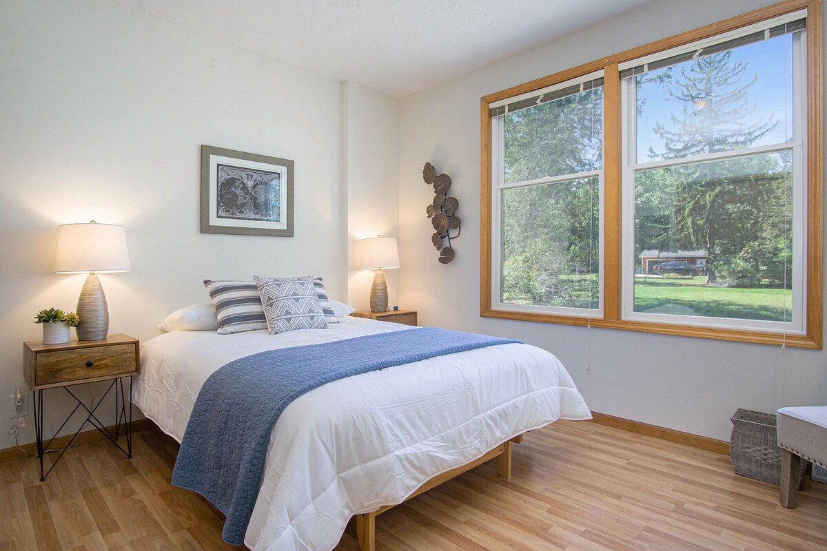 Spálňa 2 - hlavné poschodie. 1 veľká manželská posteľ, 2 stoličky, šatník. Čiastočný výhľad na jazero!