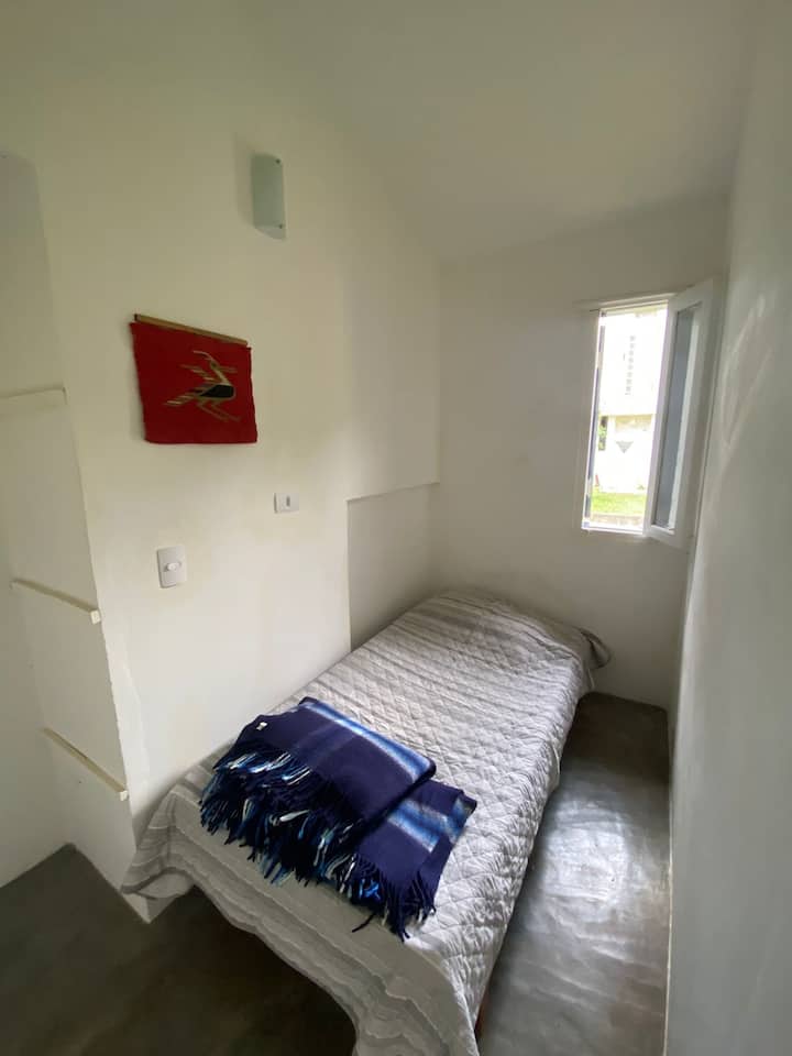 ห้องเดี่ยวในบ้านสีเหลือง