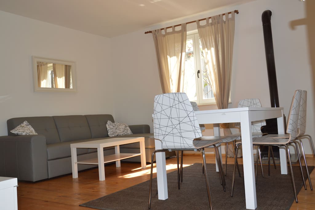 Gemütliches Wohnzimmer mit TV