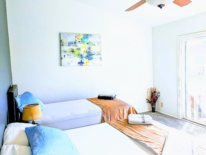 3号卧室配备1张双人床和1张单人床、枕头和毯子。走出阳台，享受清晨的阳光或咖啡。 欣赏周边美丽的景色。 这是我最喜欢的房子。  