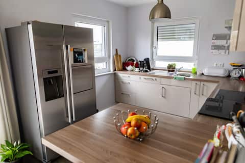 !Ein helles Zimmer  mit schöne Aussicht ins grüne.